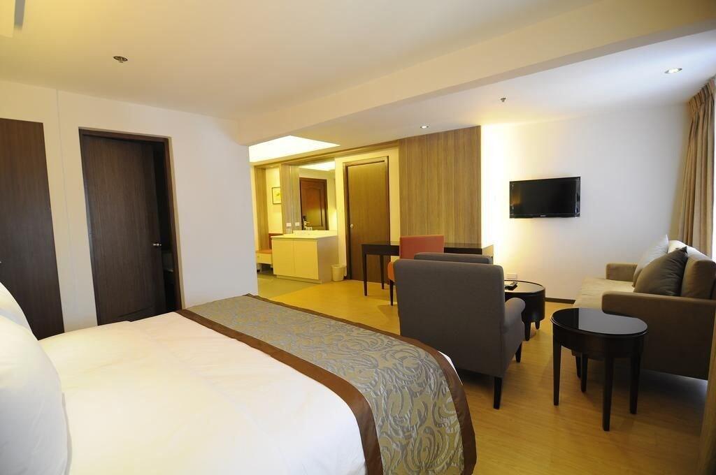 Imperial Palace Suites Quezon City Exterior photo