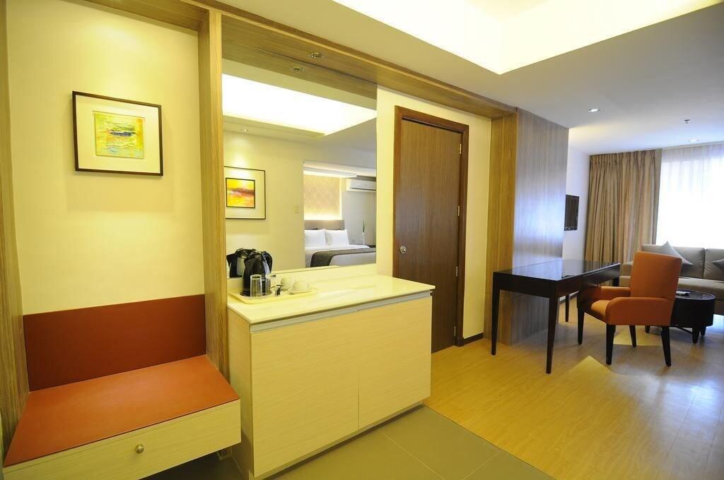 Imperial Palace Suites Quezon City Exterior photo
