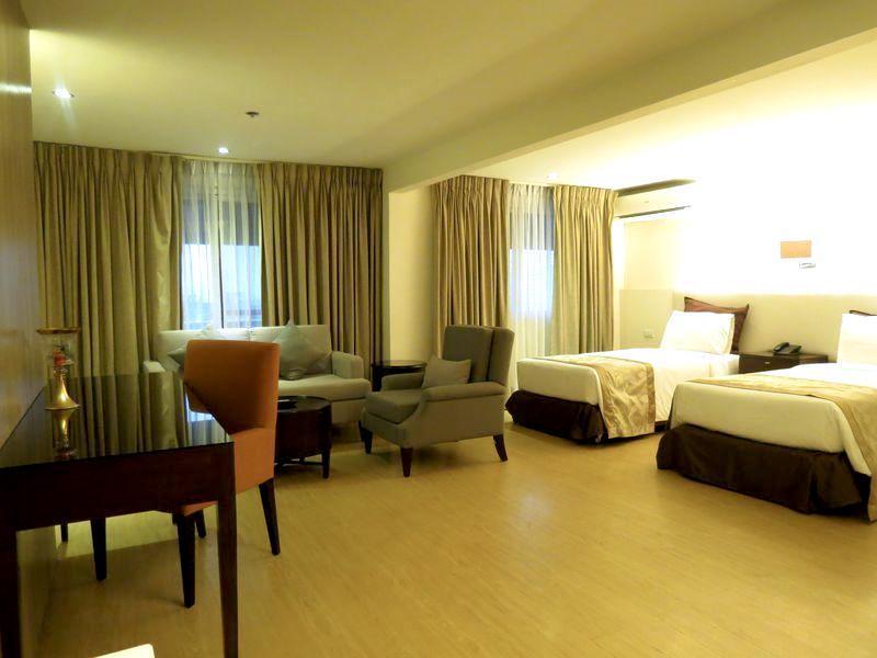 Imperial Palace Suites Quezon City Exterior photo