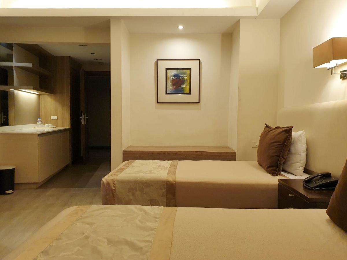 Imperial Palace Suites Quezon City Exterior photo