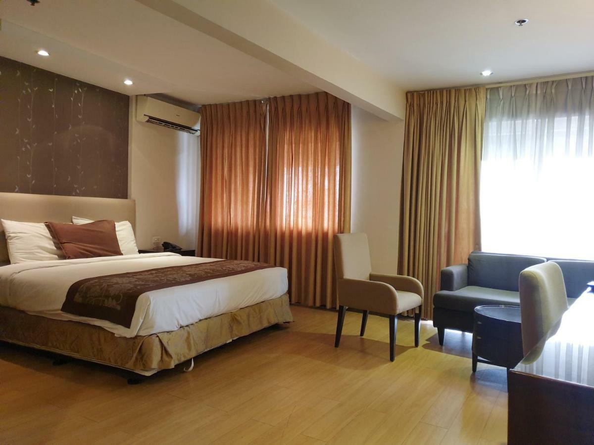 Imperial Palace Suites Quezon City Exterior photo