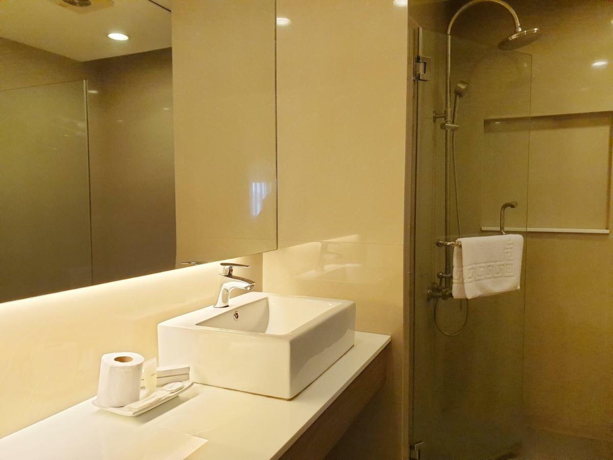 Imperial Palace Suites Quezon City Exterior photo