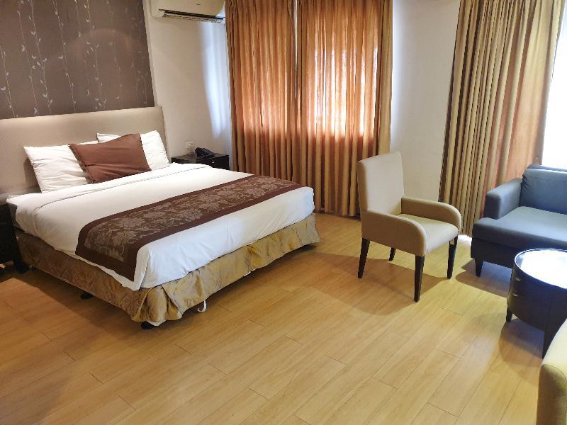 Imperial Palace Suites Quezon City Exterior photo