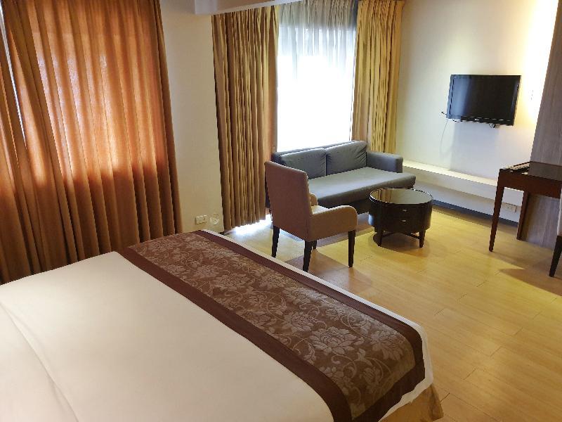 Imperial Palace Suites Quezon City Exterior photo