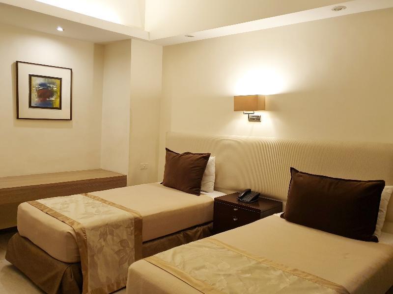 Imperial Palace Suites Quezon City Exterior photo